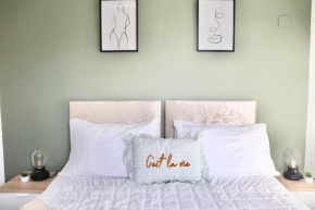 Stunning Apartment Central London 1 bedroom, Zone 1, Kennington, Sleeps 4 - Open for Long Stays and Families Relocating